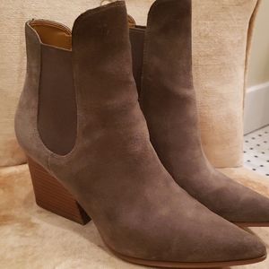 Kendall and Kylie booties suede US7